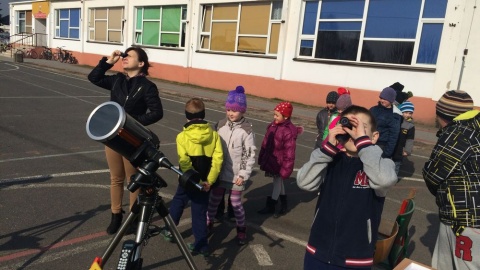 Obserwacja zaćmienia Słońca zorganizowana w szkole w podbydgoskim Borównie. Fot. Romuald Graul