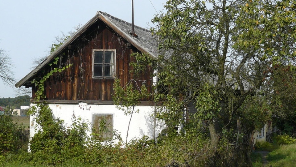 Stara chata we wsi Nowinki. Fot. wikipedia.org