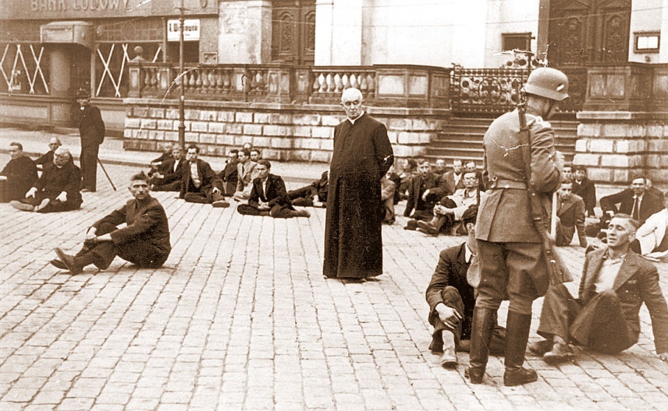 Bydgoszcz, wrzesień 1939 r. Polski ksiądz - jeden z zakładników oczekujących na rozstrzelanie. Fot. pl.wikipedia.org