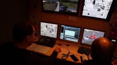 Mobilne Centrum Monitoringu namierzało kierowców popełniających wykroczenia [film]