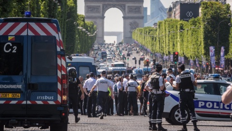 Francja Szef MSW: próba zamachu na siły bezpieczeństwa