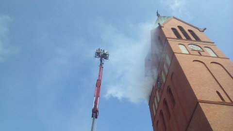 Ćwiczenia strażaków na wieży kościoła w Świeciu