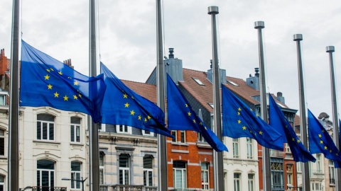 UE Flagi opuszczone do połowy masztu po zamachach w Hiszpanii
