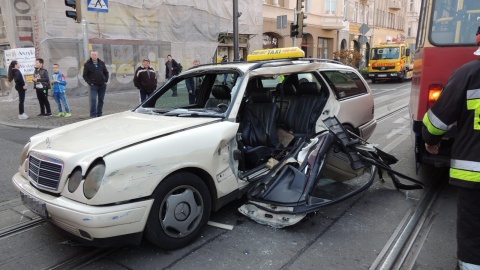 W Bydgoszczy taksówka zderzyła się z tramwajem