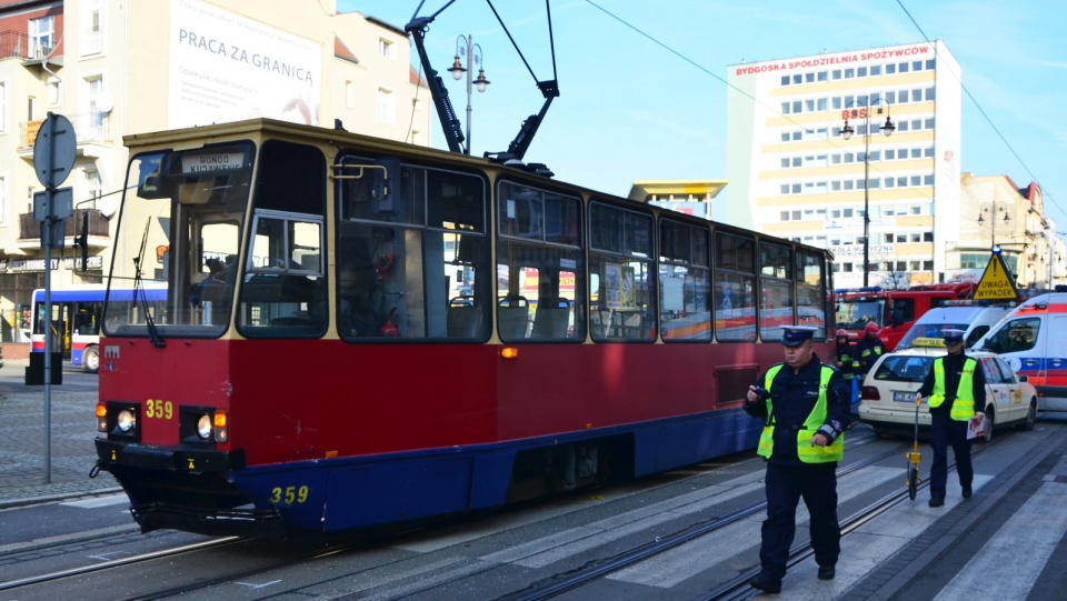 Na skrzyżowaniu Gdańskiej Śniadeckich i Krasińskiego w Bydgoszczy doszło do zderzenia taksówki z tramwajem linii nr 2.