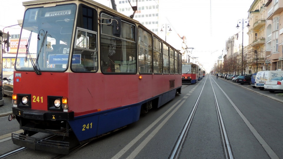 Na skrzyżowaniu Gdańskiej Śniadeckich i Krasińskiego w Bydgoszczy doszło do zderzenia taksówki z tramwajem linii nr 2. Fot. Damian Klich