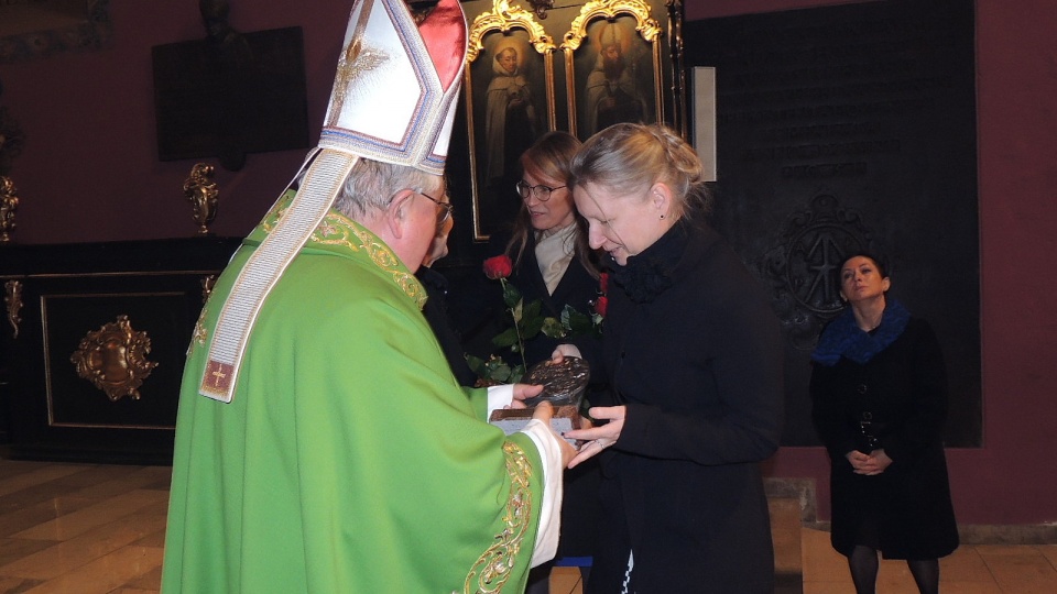 W kategorii "Mecenas Kultury" medal otrzymała Ewa Dąbrowska - dziennikarka Polskiego Radia PiK. Z prawej Barbara Maklakiewicz. Fot. Damian Klich