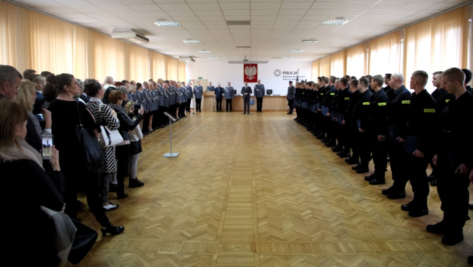 48 nowych funkcjonariuszy (w tym 8 kobiet) oficjalnie zasiliło szeregi kujawsko - pomorskiej policji. Fot. KWP w Bydgoszczy