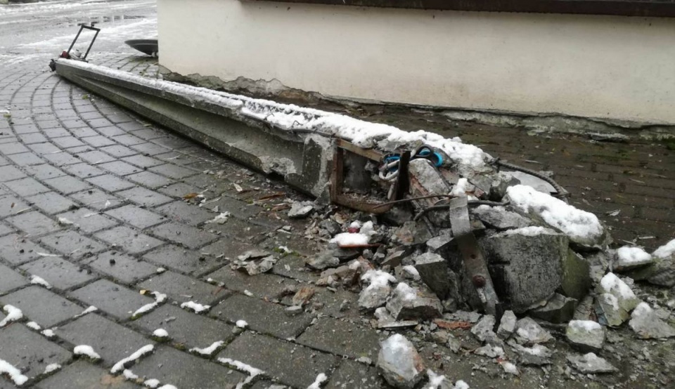 Pojazd wojskowy zniszczył znak drogowy i przewrócił latarnię uliczną. Fot. Michał Zaręba