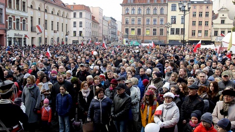 Tłumy uczestniczyły w pikniku patriotycznym na Rynku Nowomiejskim w Toruniu. Fot. Adam Zakrzewski/torun.pl