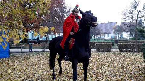 Święty Marcin w czerwonym płaszczu przyjechał do Szubina konno. Fot. Tatiana Adonis