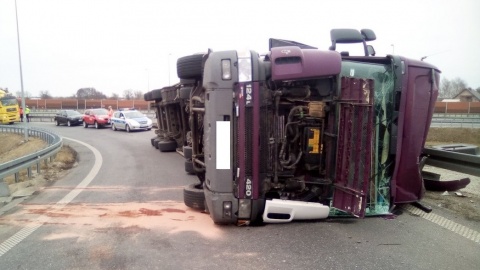 Wypadek ciężarówki na węźle autostradowym w Ciechocinku