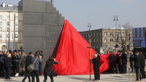 Odsłonięcie pomnika ofiar tragedii smoleńskiej 2010 r. na pl. Piłsudskiego w Warszawie