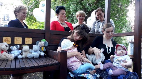 W Bydgoszczy powstała pierwsza ławeczka dla karmiących matek [sonda]