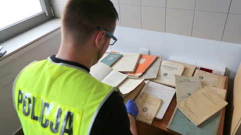 Kujawsko-pomorscy policjanci odzyskali 15 książek ze strat wojennych