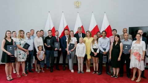 Akty obywatelstwa i biało-czerwone flagi dla 21 nowych Polaków