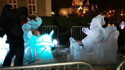 Zaprzęg Św. Mikołaja wyrzeźbił z lodu. Atrakcje Jarmarku Świątecznego w Bydgoszczy