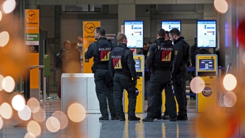 Alarm na lotniskach w Niemczech. Policja poszukuje kilku osób