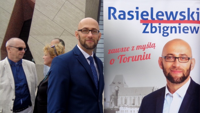 Radość w sztabie PiS w Toruniu: Czekamy na oficjalne wyniki