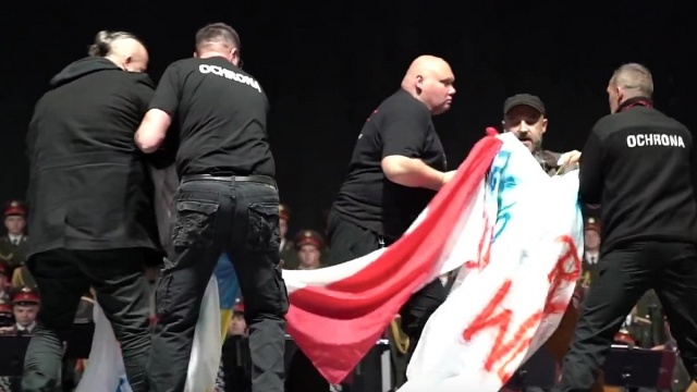 Krzyczeli: Łapy precz od Ukrainy podczas koncertu Chóru Aleksandrowa w Bydgoszczy
