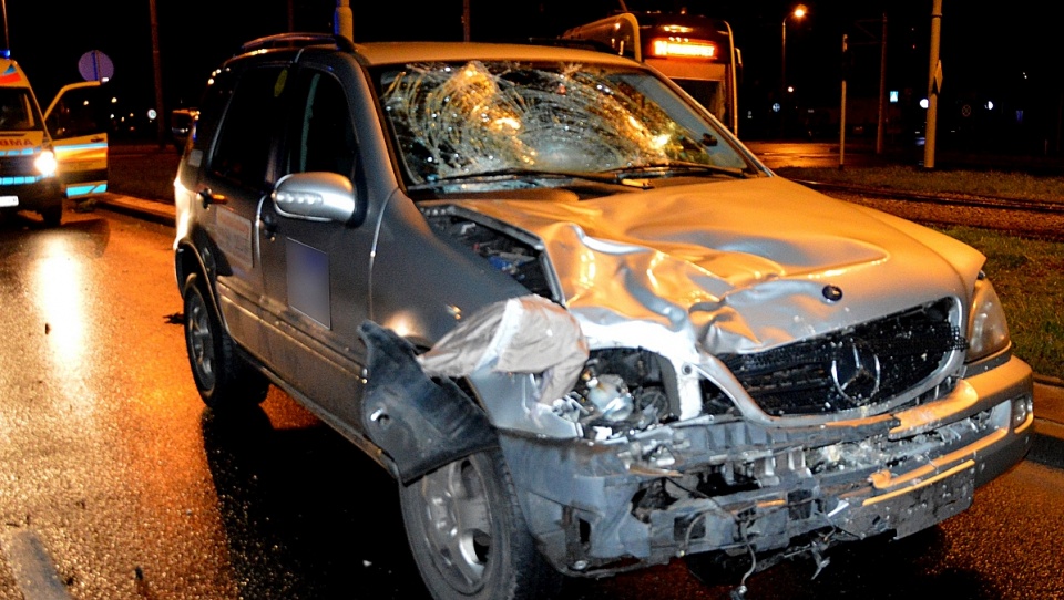 Mercedes potrącił dwie osoby przechodzące przez jezdnię, piesi zginęli na miejscu. Fot. KMP Toruń