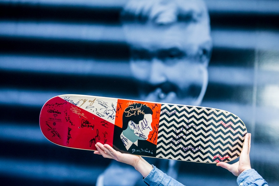 Kolekcjonerska deskorolka od Davida Lyncha z autografami twórców i aktorów serialu „Miasteczko Twin Peaks” jest jednym z przedmiotów, których sprzedaż zasili wpływy z VIII Marszałkowskiego Balu Dobroczynnego. Fot. Nadesłana