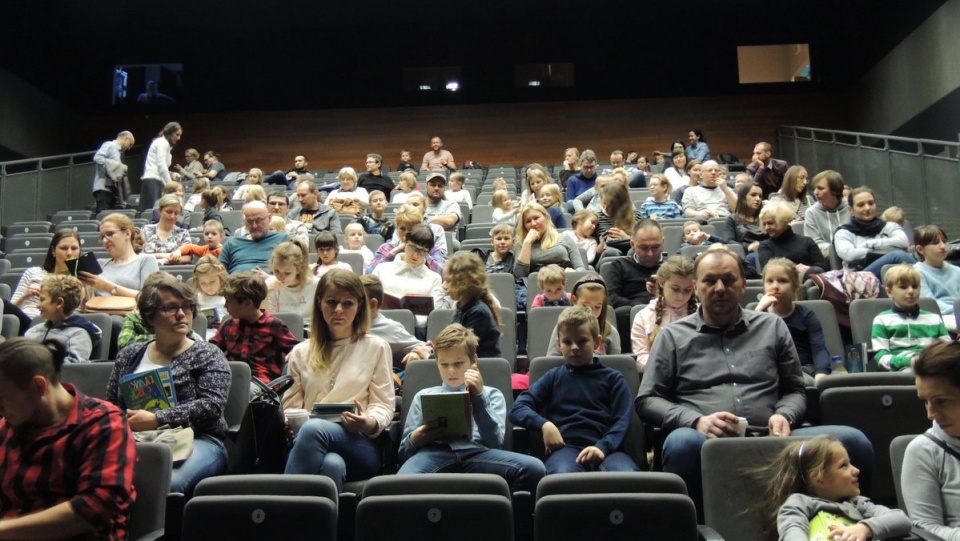 Na seans do kina Orzeł przyszło kilkudziesięciu małych fanów książek Grzegorza Kasdepke. Fot. Damian Klich