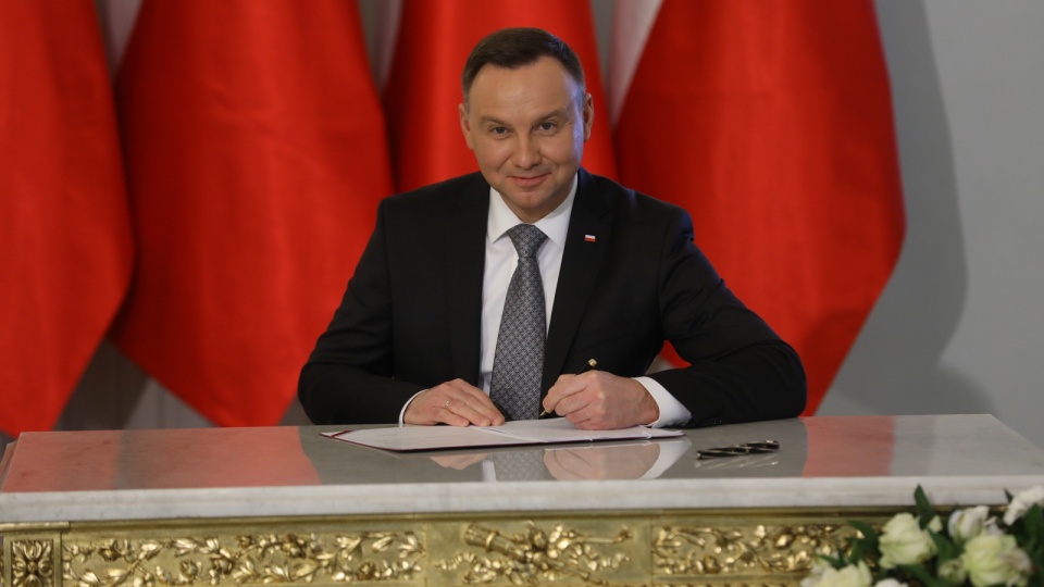 Prezydent podpisuje ustawę o ograniczeniu handlu w niedziele i święta oraz niektóre inne dni. Fot. PAP/Rafał Guz