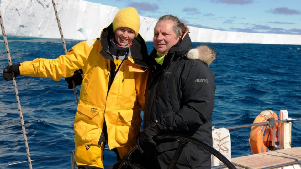 Kapitan Mariusz Koper i II oficer Hanna Leniec. Fot. Antarctic Circle 60 S.pl