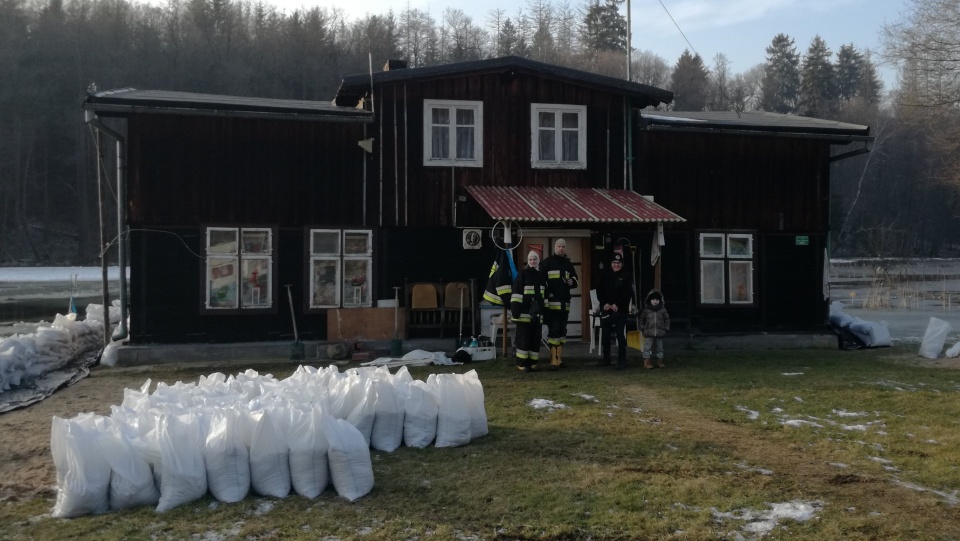 Strażacy kruszyli lód i zabezpieczali budynek przed wylewającą się z koryta rzeki wodą. Fot. Marcin Doliński