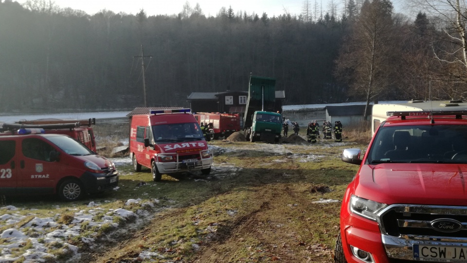 Strażacy kruszyli lód i zabezpieczali budynek przed wylewającą się z koryta rzeki wodą. Fot. Marcin Doliński