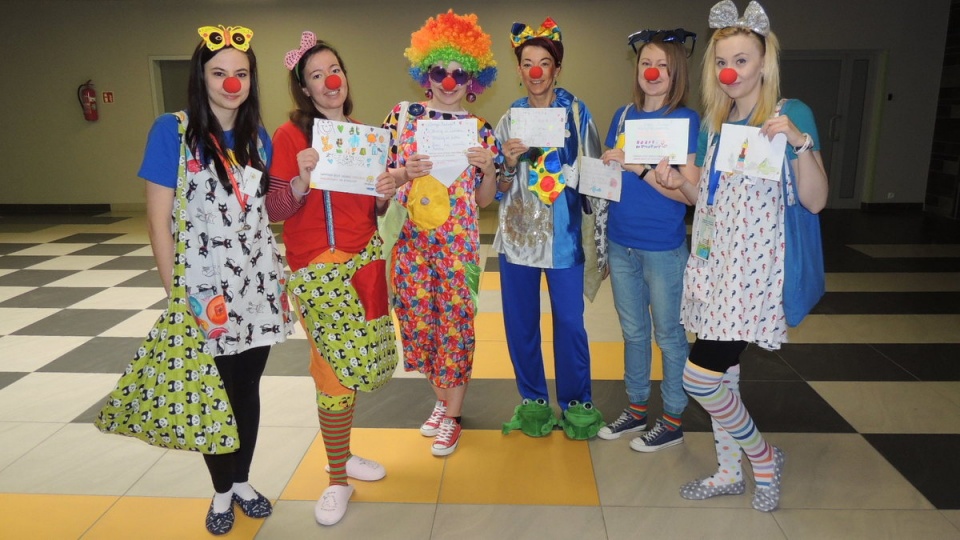 Clowni - listonosze roznosili w niedzielę listy z życzeniami w Szpitalu Dziecięcym w Bydgoszczy. Fot. Damian Klich