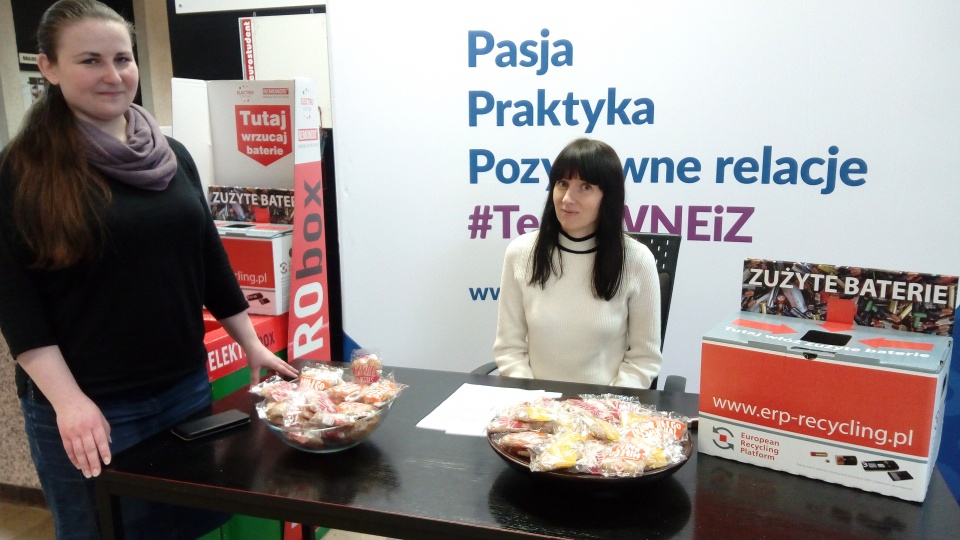 Słodki przysmak dostawał każdy, kto wziął udział w akcji "EkoWalentynki czyli kochamy recykling!". Fot. Monika Kaczyńska