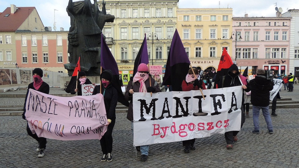 Około 30 manifestujących upominało się o prawa kobiet, ale także świętowało 100. rocznicę przyznania kobietom w Polsce praw wyborczych. Fot. Damian Klich
