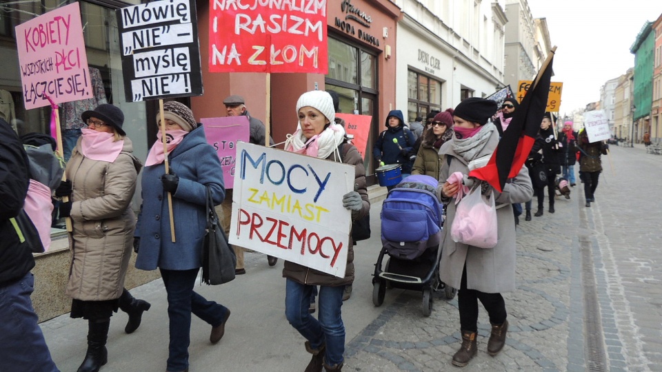 Około 30 manifestujących upominało się o prawa kobiet, ale także świętowało 100. rocznicę przyznania kobietom w Polsce praw wyborczych. Fot. Damian Klich