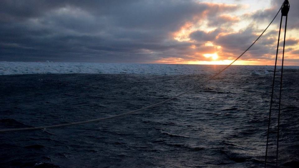 Nocna żegluga na Morzu Weddella. Fot. Antarctic Circle 60 S.pl