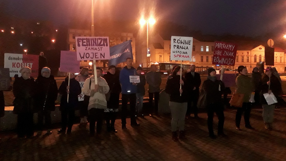 Kobiety zebrane na strajku w Bydgoszczy. Fot. Kamila Zroślak