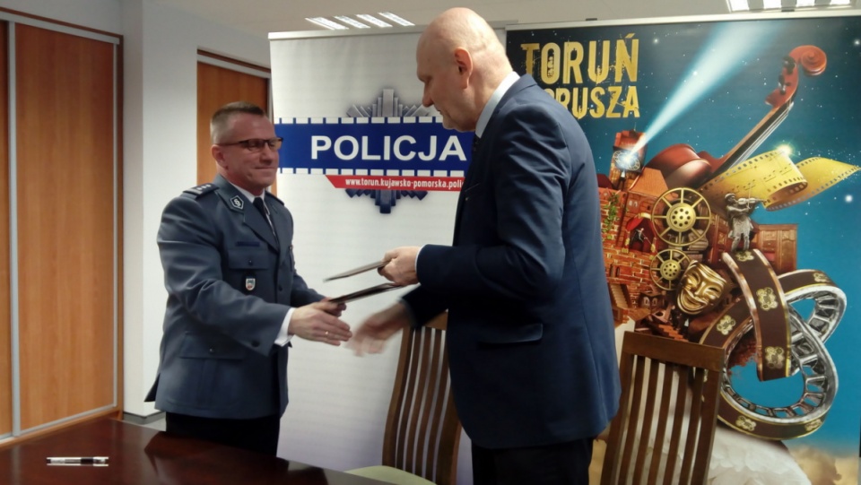 Komendant miejski policji w Toruniu Maciej Lewandowski i prezydent Torunia Michał Zaleski. Fot. Monika Kaczyńska