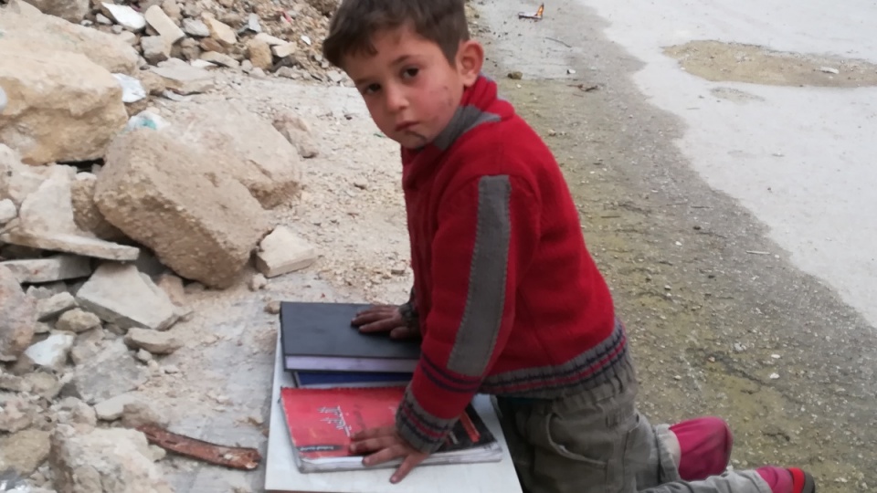 W takich warunkach żyją i uczą się dzieci we wschodnim Aleppo/fot. Materiały fundacji