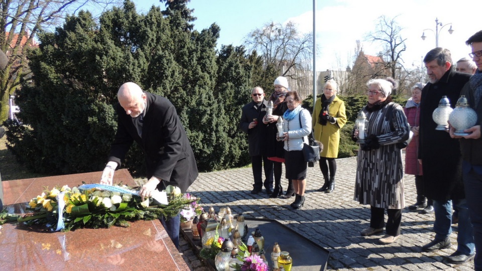 Prezydent Torunia składa kwiaty pod pomnikiem św. Jana Pawła II. Fot. Michał Zaręba