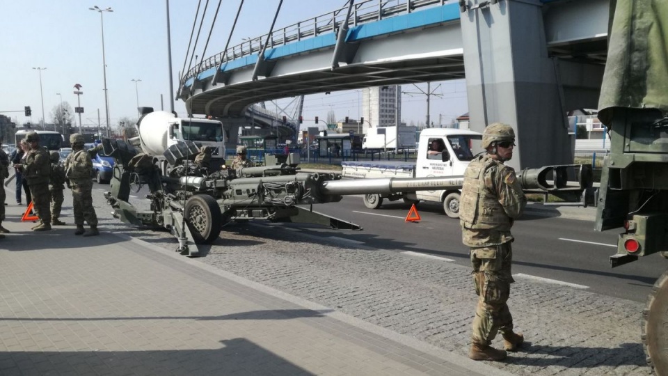 Po zjeździe z mostu kolumna wojskowa zablokowała pas ruchu/fot. Materiały policji