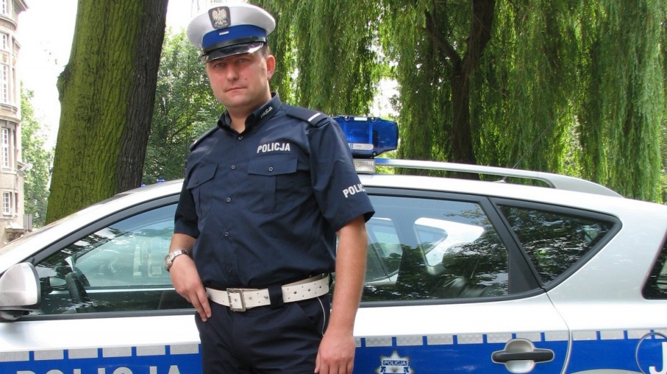 Policjant nie może w pracy ujawniać swoich poglądów. Fot. Google.pl