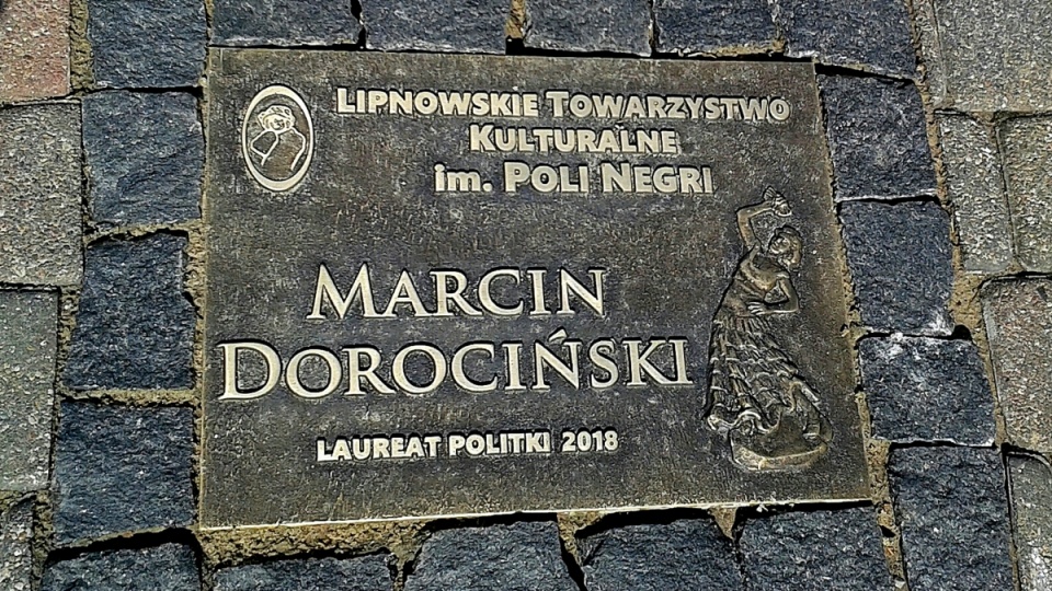 Marcin Dorociński odebrał statuetkę oraz odsłonił pamiątkową tablicę na Bulwarze im. Poli Negri w Lipnie. Fot. Bogumiła Wresiło