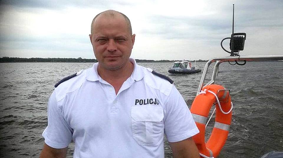 Asp. Marcin Staszak z komisariatu Policji w Kruszwicy, najlepszym sternikiem w kraju. Fot. Policja warmińsko-mazurska