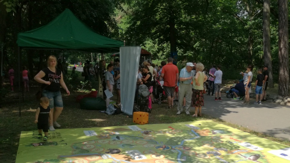 Park na Bydgoskim Przedmieściu w Toruniu został opanowany przez rodziny z dziećmi. Fot. Wiktor Strumnik
