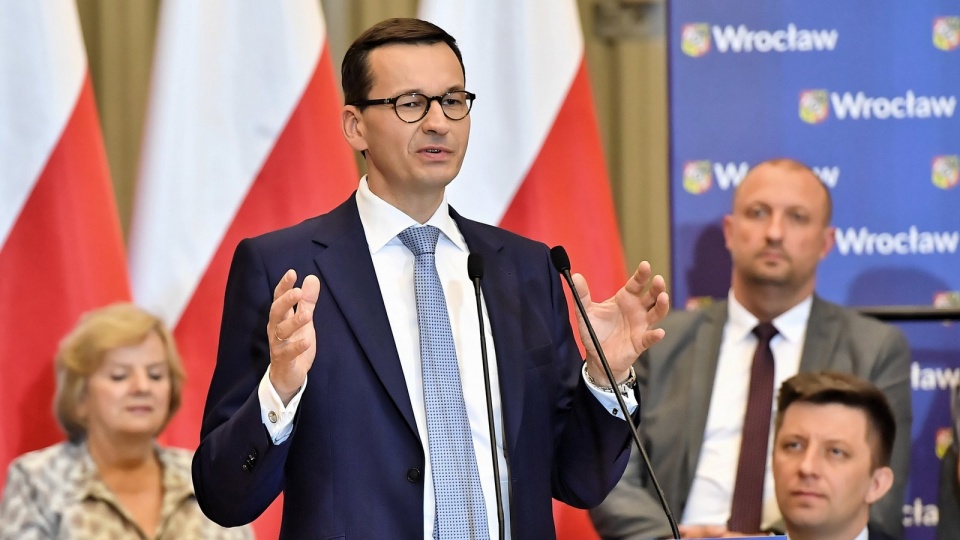 Potykamy się, ale chcemy przyznawać się do tych błędów, wstawać i iść dalej" - powiedział premier we Wrocławiu. Fot. PAP/Maciej Kulczyński