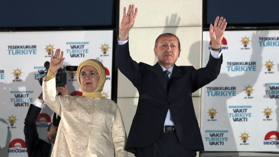 Recep Tayyip Erdogan otrzymał 52,5 proc. głosów i wygrał w niedzielę w pierwszej turze wybory prezydenckie w Turcji - poinformowała turecka komisja wyborcza (YSK). W wyborach parlamentarnych zwyciężył wyborczy blok z udziałem jego partii AKP. Fot. PAP/EPA