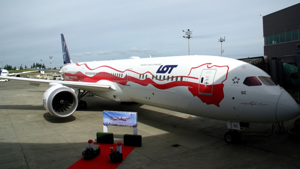 Boeing 787-9 Dreamliner malowany w biało-czerwone barwy, upamiętniające 100-lecie odzyskania przez Polskę niepodległości. To pierwszy samolot w historii narodowego przewoźnika w takich kolorach. Fot. PAP/Aneta Oksiuta