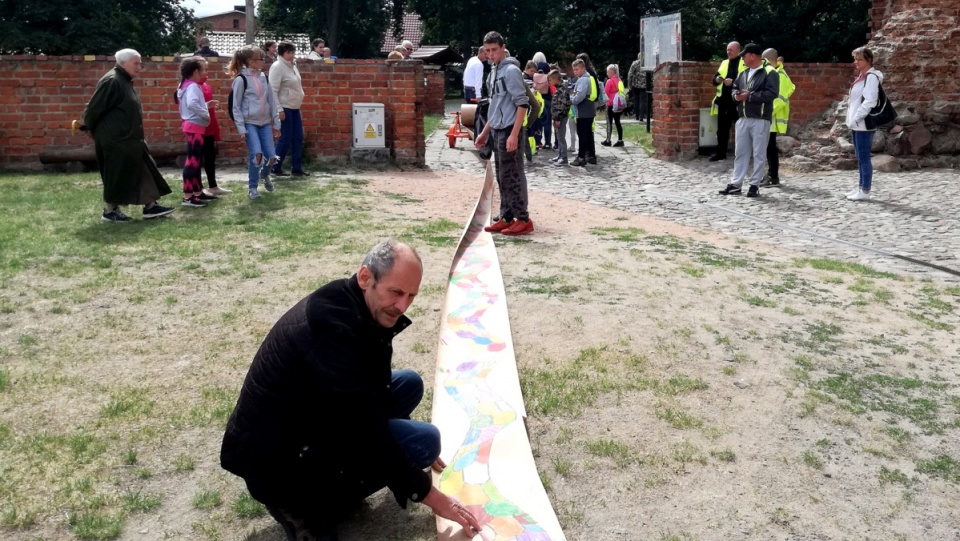 Rozwijanie 12-kilometrowej rolki papieru rozpoczęło się w tym samym momencie - na zamku krzyżackim w Świeciu i na chełmińskim rynku. Fot. Marcin Doliński