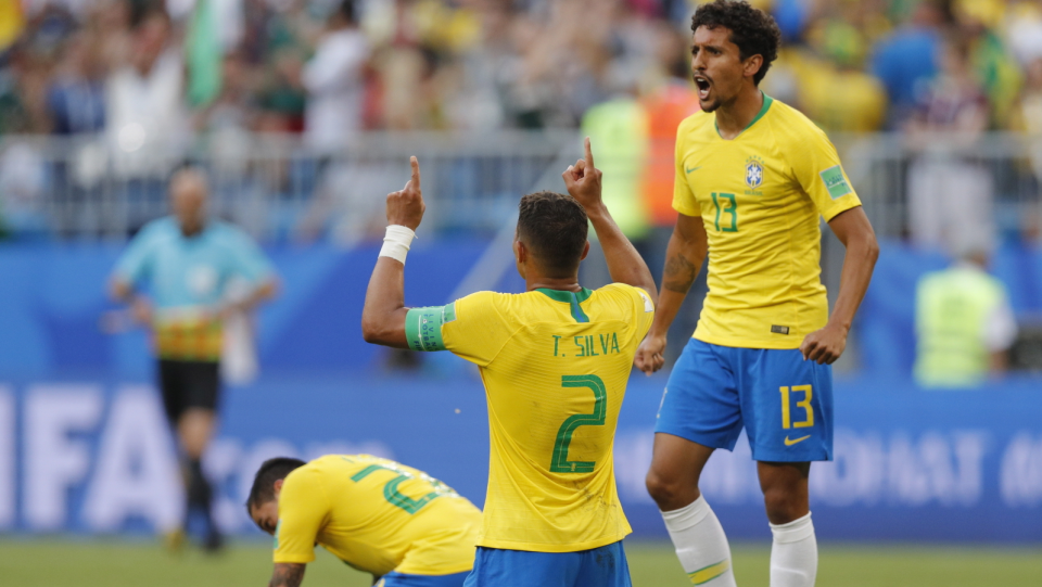 Na zdjęciu piłkarze reprezentacji Brazylii cieszą się z pokonania Meksyku (2:0) i awansu do ćwierćfinału MŚ 2018. Fot. PAP/EPA/ROBERT GHEMENT